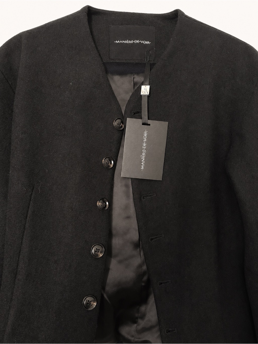 Manière de voir - Aya in black wool hourglass jacket - Picture 3 of 6